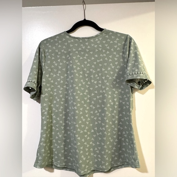 Short sleeve Sage green blouse size small with geometric detail and gold zipper - Picture 4 of 4